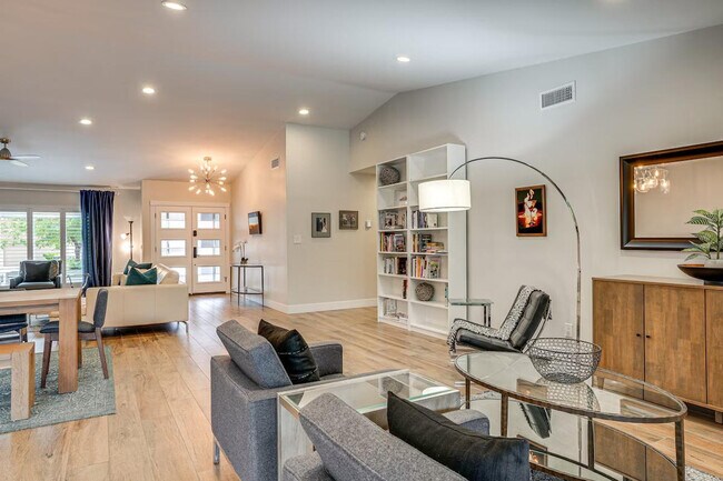 Foto del edificio - 2331 E Lupine Ave