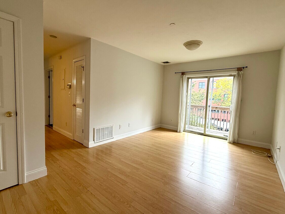 Foto principal - 111 W 8th St