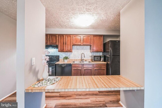 Building Photo - 999 Heather Ridge Dr