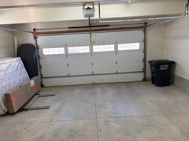 Foto del edificio - Spacious  3 bedroom 2.5 bathroom townhouse