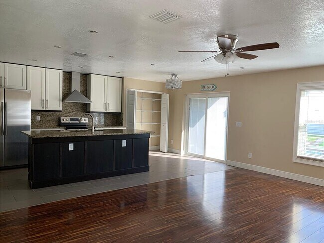 Foto del edificio - 2220 Heathwood Cir