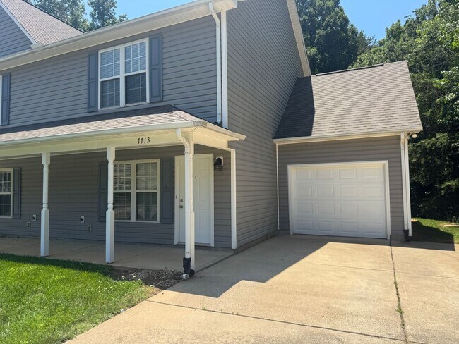 Building Photo - Three Bedroom Townhouse in Sherrills Ford with Bonus Room