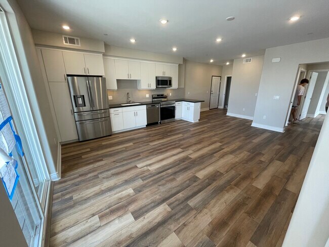 Building Photo - 915 Madonna Rd