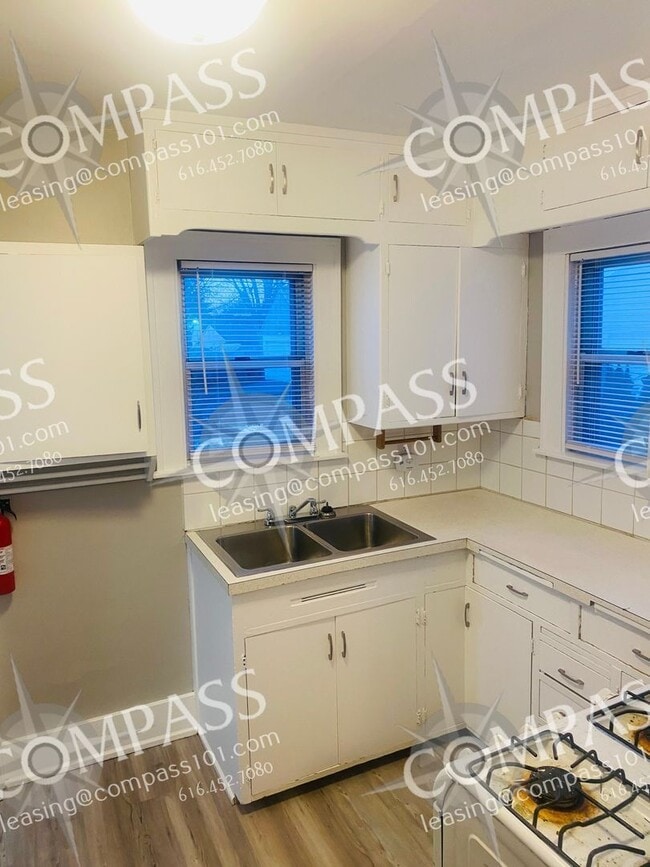 Building Photo - 711 Knapp St NE