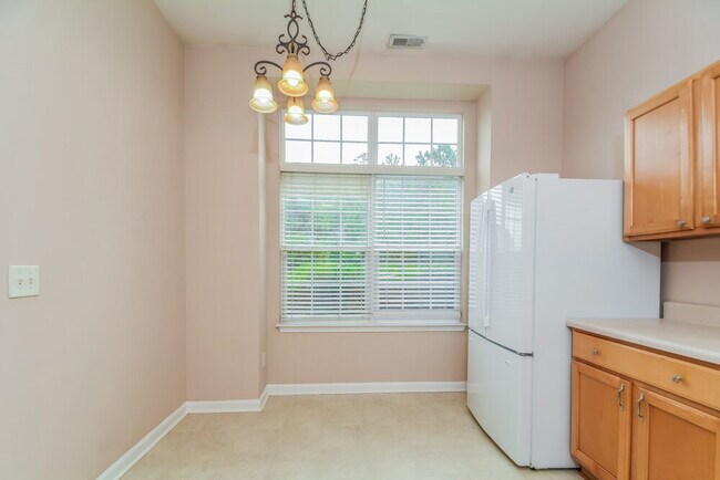 Foto del edificio - 215 N Fuquay Springs Ave