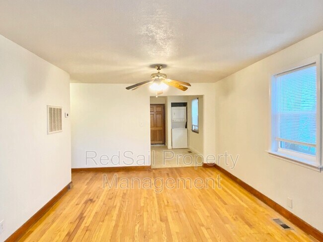 Building Photo - 409 W 38th St