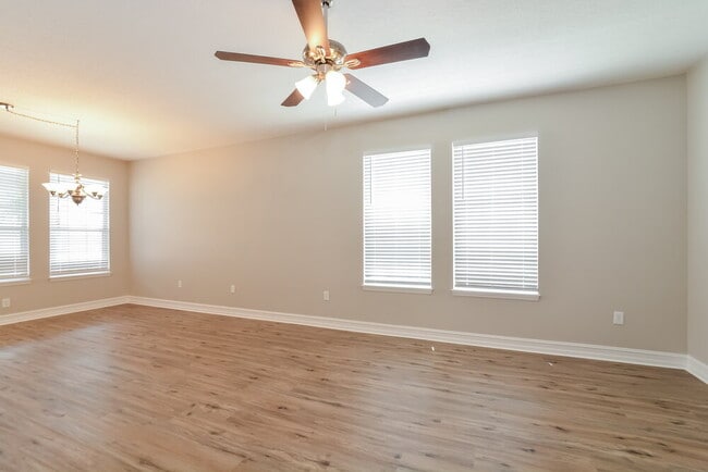Building Photo - 3303 Primrose Willow Dr