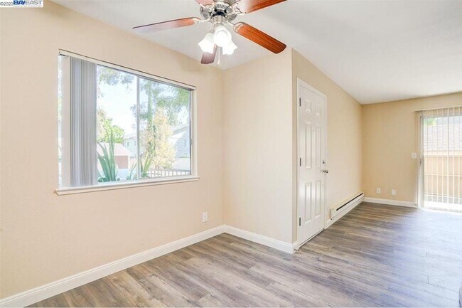 Building Photo - $1990 / 1 BR LOVELY REMODELED CONDO IN CEN...