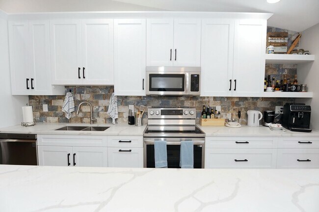 Foto del edificio - Newly Remodeled, Turn-key Furnished 2 Bed ...