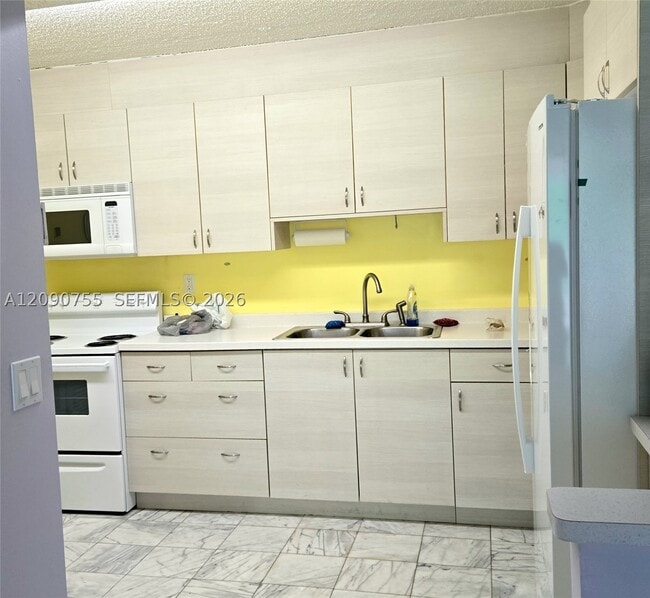 Building Photo - 9341 Collins Ave