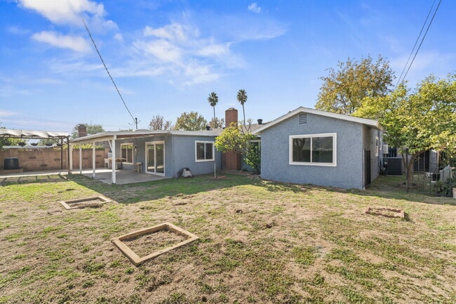 Building Photo - "Charming 3-Bedroom Sylmar Home with Cozy Fireplace and Spacious Living - 1540 Sq Ft of Comfort!"