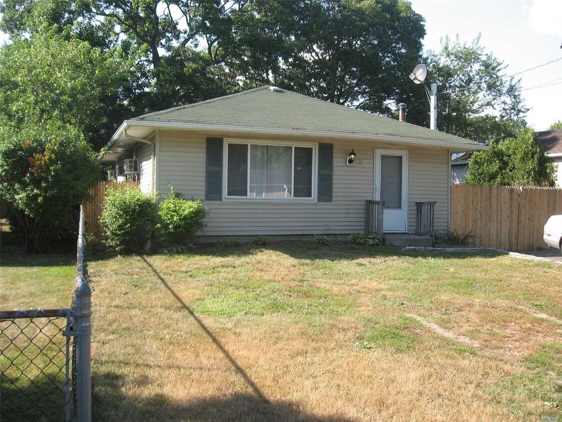 Primary Photo - 69 Pinewood Dr