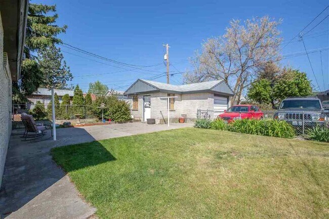 Foto del edificio - 2 Bed Mid-Century House w/ Garage & Fenced...