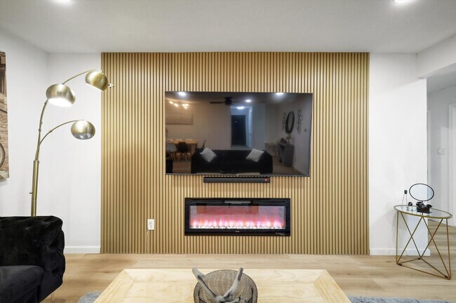 Foto del edificio - 8005 Woodhue Rd