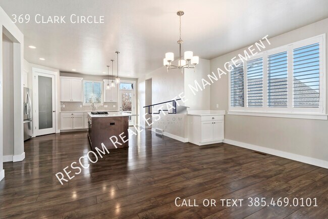 Foto del edificio - 369 Clark Cir