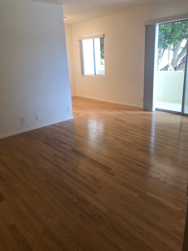 Primary Photo - 323 Marine St
