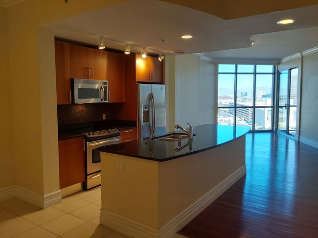 Foto del edificio - For Rent: Stunning 1 Bed at Allure High Rise