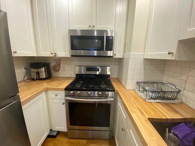 Building Photo - 448 Park Dr