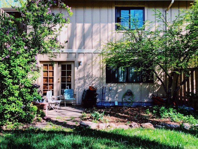 Foto del edificio - 1725 Lake Sherwood Dr