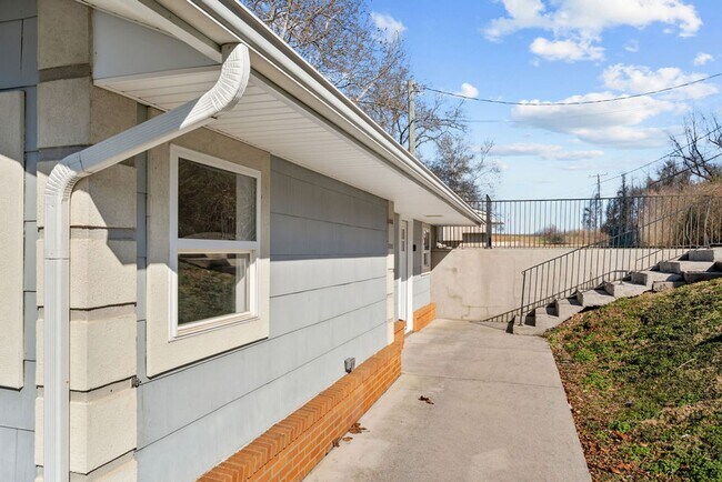 Foto del edificio - 2BR/2BA Cottage that's on the Rive – Minutes from Downtown Knoxville and Maryville