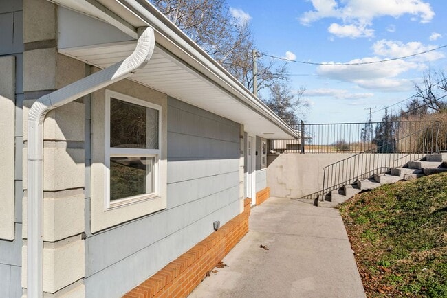 Building Photo - 3BR/2BA Cottage that's on the Rive – Minutes from Downtown Knoxville and Maryville