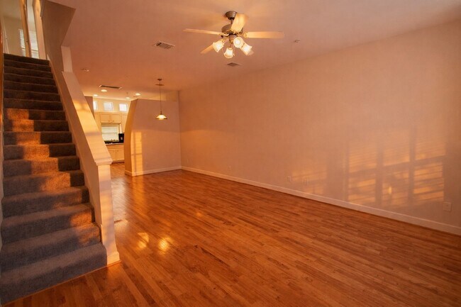 Foto del edificio - 2710 Hullsmith Dr