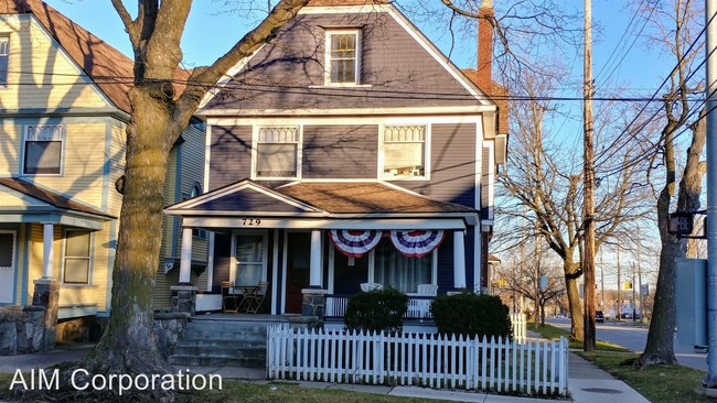 Building Photo - 729 S Rose St