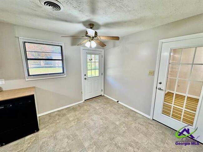 Building Photo - 303 Palomino Ln