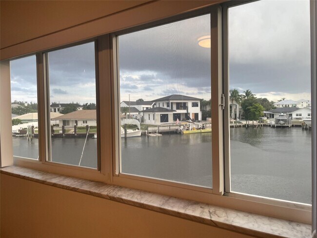 Foto del edificio - 698 NE Spanish River Blvd