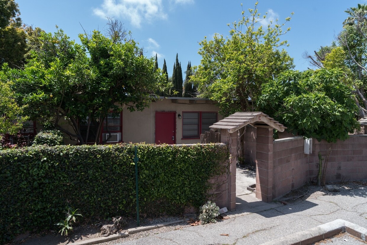 Primary Photo - ~ Unique 1-Bedroom bungalow with private front and back patio ~ Great for Pets!!