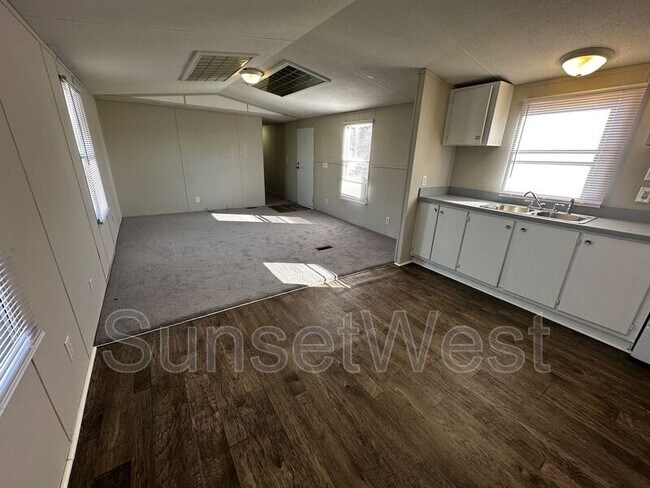 Foto del edificio - 4405 Rainbow Ln