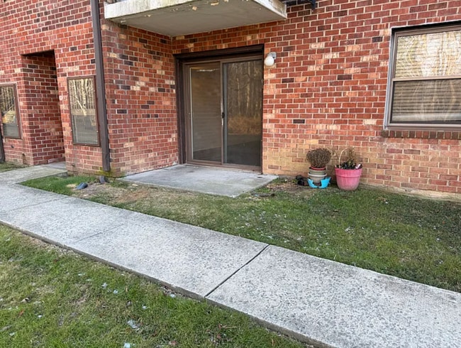 Building Photo - 3 Atram hall