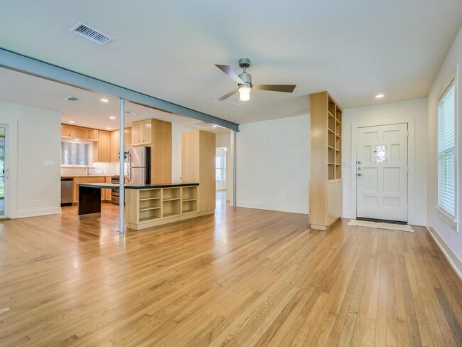 Building Photo - 2201 Meadowbrook Dr