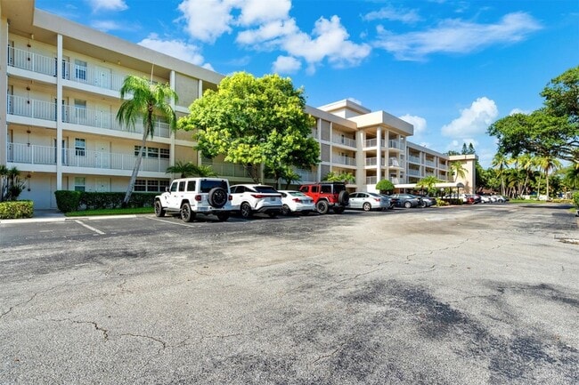 Building Photo - 3151 S Palm Aire Dr