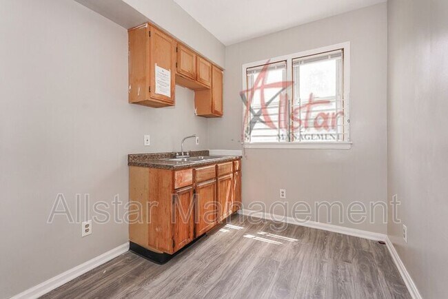 Foto del edificio - 3432 E 69th St