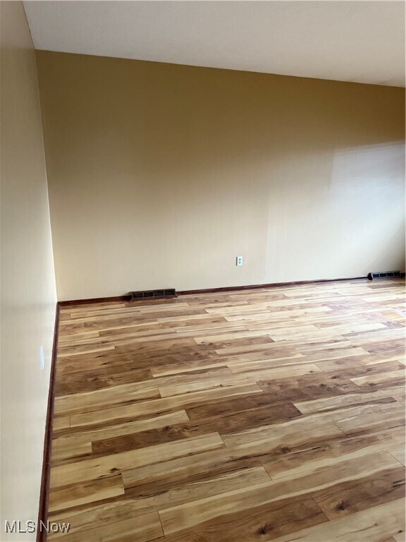 Foto del edificio - 15809 Montrose Ave