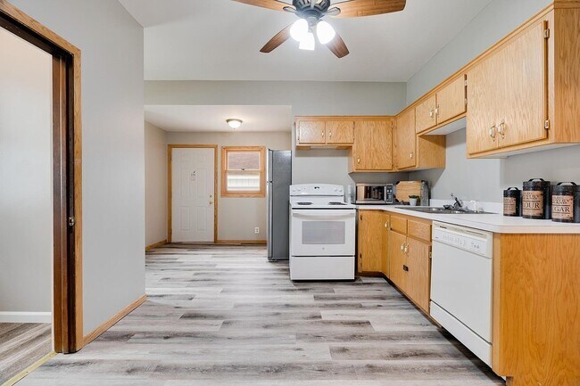 Kitchen - 521 Humboldt Ave