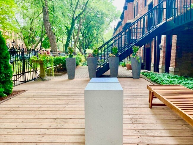 Foto del edificio - 2126 N Bissell St