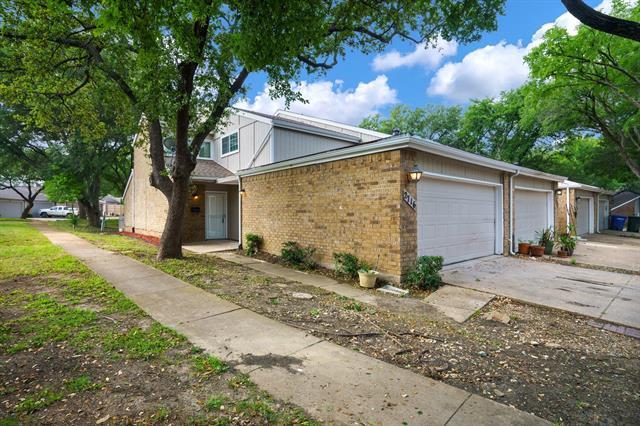 Primary Photo - 2716 Creekwood Ct