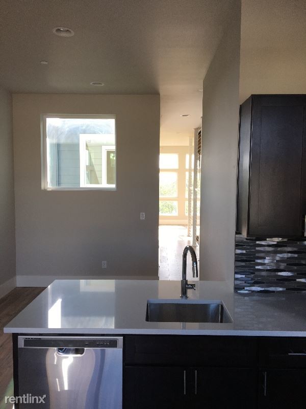Building Photo - 2 br, 3 bath Townhome - 58 SW Brook St