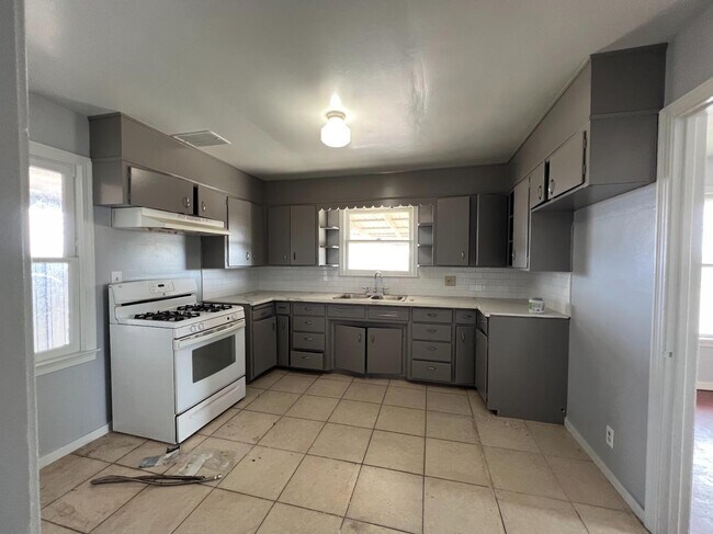 Building Photo - 20649 E American Ave