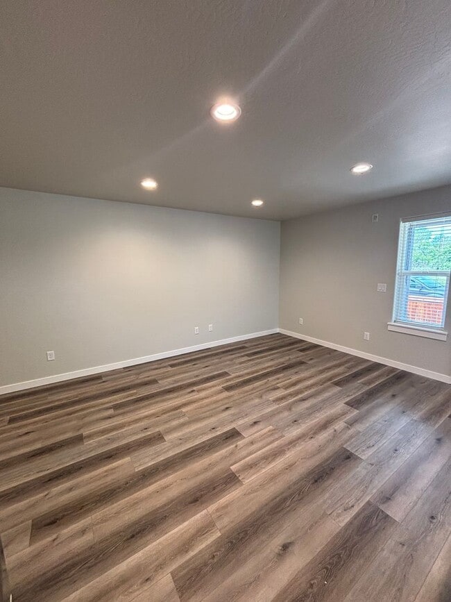 Building Photo - 6920-2t - 4738-4740 Gebhard