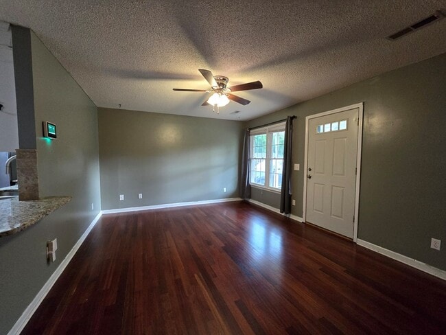 Building Photo - 805 Club Ln