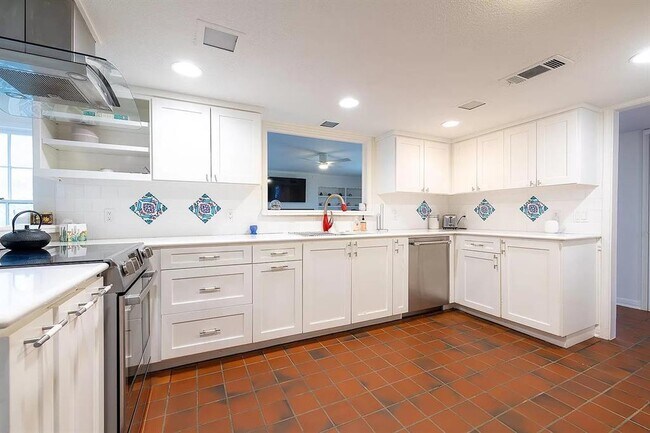 Foto del edificio - 6106 Cherrylawn Cir