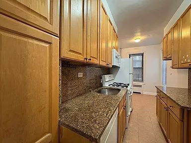 Foto del edificio - "Charming 1-Bedroom Retreat in Sunnyside – Perfect Comfort Awaits!"