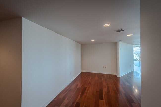 Building Photo - 13650 Marina Pointe Dr