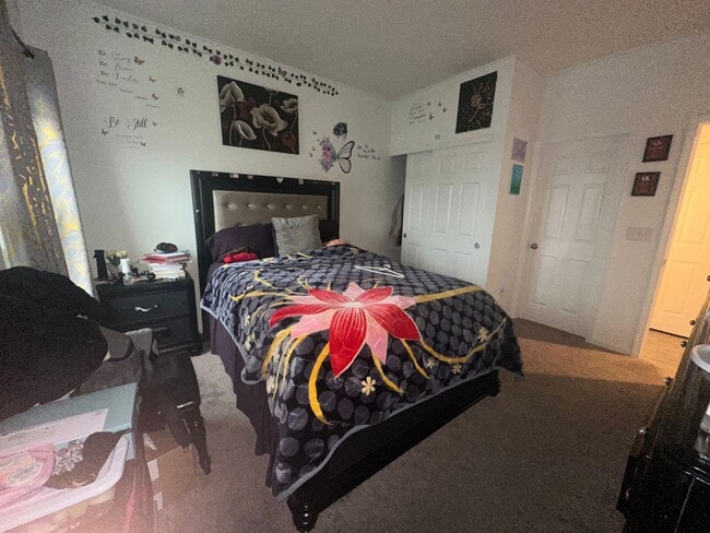 Building Photo - Available NOW - 5 bedroom, 3 full bathroom house - $3,300/month