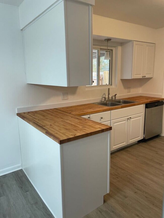 Foto del edificio - Newly Renovated 2 Bed 1 Bath Duplex in Nor...