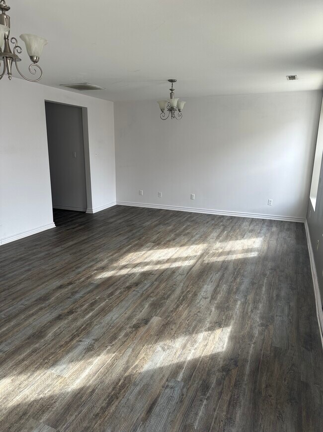 Foto del edificio - 1323 Winchester Ave