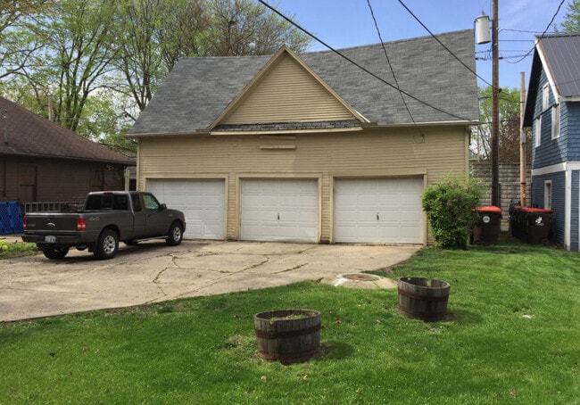 Building Photo - 1113 W Moss Ave